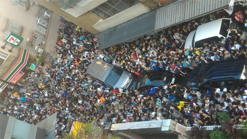 nhung-doan-nguoi-dien-cuong-bat-pokemon-khap-the-gioi-8