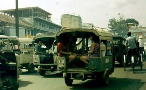 xe-lam-tren-duong-pho-sai-gon-xua-8