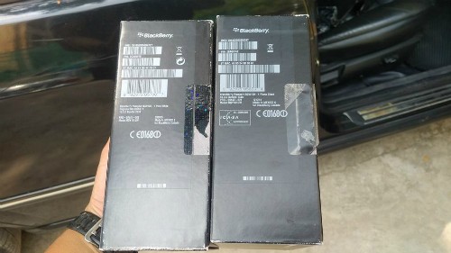 Tem niêm phong xịn của BlackBerry khi bóc ra có bảy màu, một cách để nhận biết loại hàng đã được mông má lại.