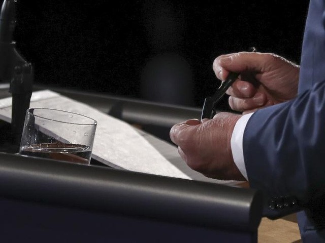 Bí ẩn mảnh giấy ông Trump xé nát ngay sau màn tranh luận cuối cùng ảnh 2