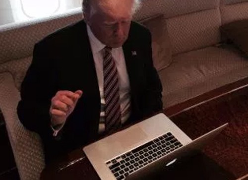 Donald Trump cũng gà mờ về máy tính. Ảnh: Donald Trump Facebook