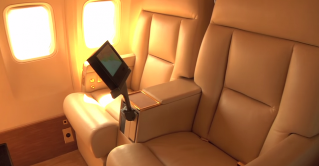  Bên trong chuyên cơ mạ vàng của Donald Trump ảnh 8