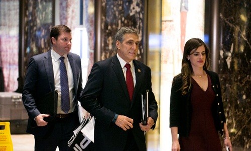 ben-trong-cuoc-phong-van-ung-vien-noi-cac-cua-trump-1