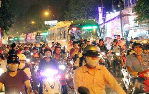 hon-40-xe-bi-thieu-rui-trong-vu-chay-cay-xang-o-sai-gon-10