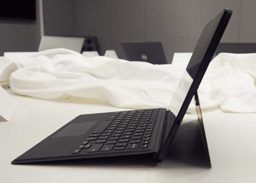 laptop-dau-tien-the-gioi-tich-hop-sac-khong-day-1