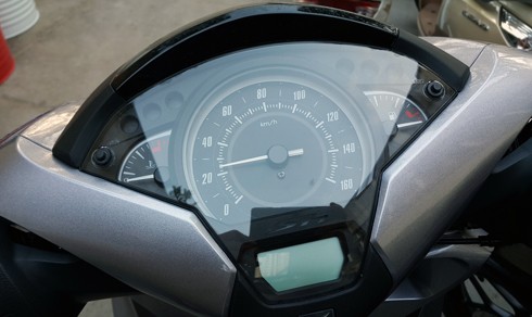 Đồng hồ lớn dễ quan sát, chia sẻ từ mẫu SH300i của hãng.