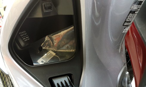 Sạc điện thoại gắn thêm trong hộc chứa đồ phía trước.