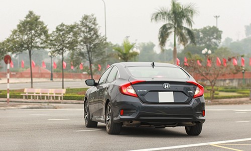 the-he-thu-10-cua-civic-thay-doi-mang-kieu-dang-coupe-4-cua-the-thaodau-xe-tao-kieu-khuon-mat-dac-trung-cua-honda-nhu-dang-ap-dung-tren-cr-v-hay-city-luoi-tan-nhiet-nhu-n-di-thay-vao-do-la-thanh-ngang-co-lon-den-suong-mu-tich-hop-trong-hoc-hut-gio-cum-den-pha-moi-tich-hop-dai-led-ban-ngayphong-cach-coupe-the-hien-ro-nhat-khi-nhin-ngang-duong-net-dut-khoatduoi-xe-la-ca-mot-su-thay-doi-kieu-coupeden-hau-hinh-boomerang-can-sau-the-thaothan-xe-sac-canh-voi-nhung-duong-vuot-tao-hinh-khoi-co-bapxe-trang-bi-dong-co-xang-1-5-lit-tang-ap-cong-suat-170-ma-luc-mo-men-xoan-cuc-dai-220-nm-ket-hop-hop-so-vo-cap-cvtxem-tiep-noi-that-civic-2016-4