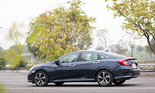 the-he-thu-10-cua-civic-thay-doi-mang-kieu-dang-coupe-4-cua-the-thaodau-xe-tao-kieu-khuon-mat-dac-trung-cua-honda-nhu-dang-ap-dung-tren-cr-v-hay-city-luoi-tan-nhiet-nhu-n-di-thay-vao-do-la-thanh-ngang-co-lon-den-suong-mu-tich-hop-trong-hoc-hut-gio-cum-den-pha-moi-tich-hop-dai-led-ban-ngayphong-cach-coupe-the-hien-ro-nhat-khi-nhin-ngang-duong-net-dut-khoatduoi-xe-la-ca-mot-su-thay-doi-kieu-coupeden-hau-hinh-boomerang-can-sau-the-thaothan-xe-sac-canh-voi-nhung-duong-vuot-tao-hinh-khoi-co-bapxe-trang-bi-dong-co-xang-1-5-lit-tang-ap-cong-suat-170-ma-luc-mo-men-xoan-cuc-dai-220-nm-ket-hop-hop-so-vo-cap-cvtxem-tiep-noi-that-civic-2016-2