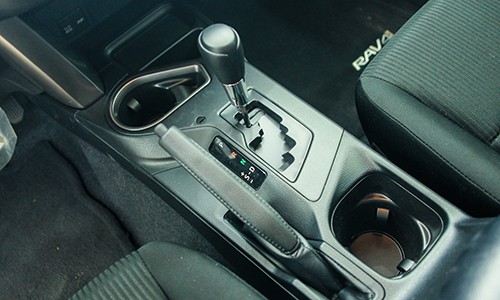 chi-tiet-noi-that-toyota-rav4-le-2017-3