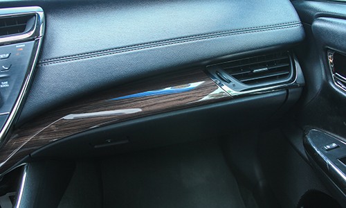 Bảng táp lô ốp gỗ trang trí kết hợp các chi tiết mạ crôm.