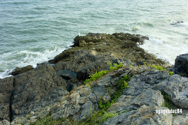 Con đường bí ẩn dưới nước dẫn tới miếu Hòn Bà