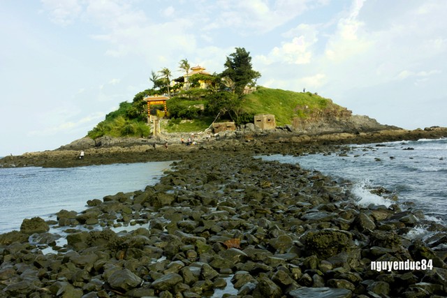 Con đường bí ẩn dưới nước dẫn tới miếu Hòn Bà