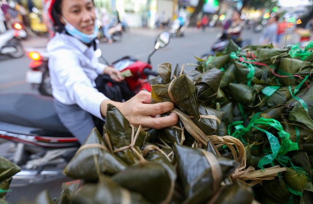 Người Sài Gòn tấp nập sắm đồ cúng Tết Đoan Ngọ ảnh 2