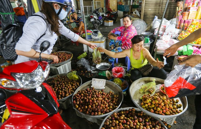 Người Sài Gòn tấp nập sắm đồ cúng Tết Đoan Ngọ ảnh 8