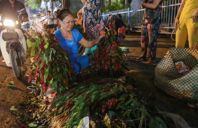 Người Sài Gòn tấp nập sắm đồ cúng Tết Đoan Ngọ ảnh 6