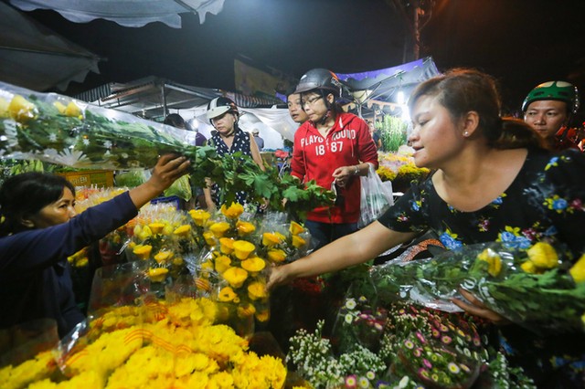 Người Sài Gòn tấp nập sắm đồ cúng Tết Đoan Ngọ ảnh 9