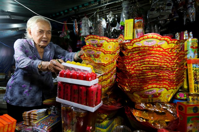 Người Sài Gòn tấp nập sắm đồ cúng Tết Đoan Ngọ ảnh 10