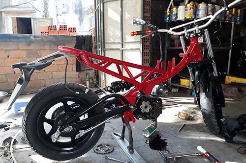 chi-tiet-honda-wave-len-dang-ducati-cua-nu-biker-da-lat