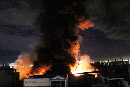 bien-lua-bao-trum-kho-hang-trong-cang-sai-gon