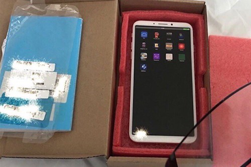 iphone-8-lan-dau-lo-dien-voi-man-hinh-hoat-dong-duoc-1