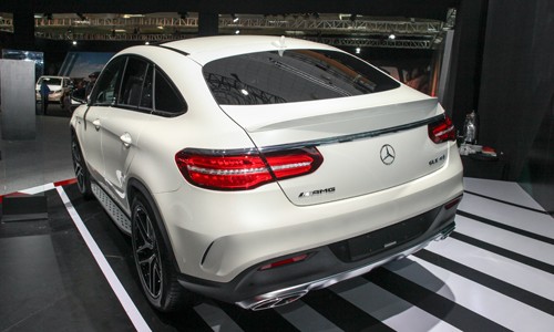 Xe trang bị bộ body kit thể thao AMG.