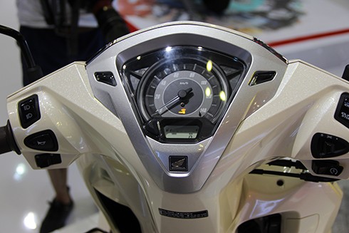 honda-lead-2017-trang-bi-smartkey-gia-39-3-trieu-tai-viet-nam-page-2-3