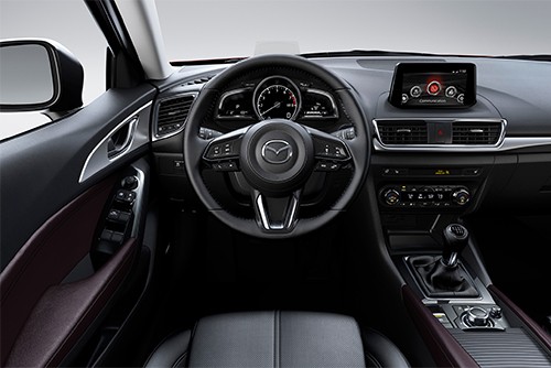 Nội thất tương tự bản cũ, vô-lăng kiểu CX-9.