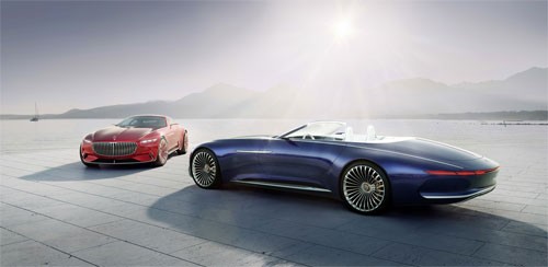Maybach 6 Cabriolet màu xanh và tiền thân VisionMercedes-Maybach 6 concept màu đỏ.