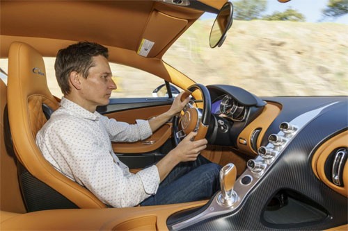 Ở 420km/h mà khẽ vần nhẹ vô lăng vài độ thôi là xe sẽ lập tức tự phanh về 380km/h.