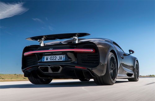 Toàn bộ đuôi xe được thiết kế để tối ưu tính năng làm mát và khí động học.