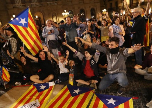 450000-nguoi-bieu-tinh-phan-doi-tay-ban-nha-phe-truat-lanh-dao-catalonia-2