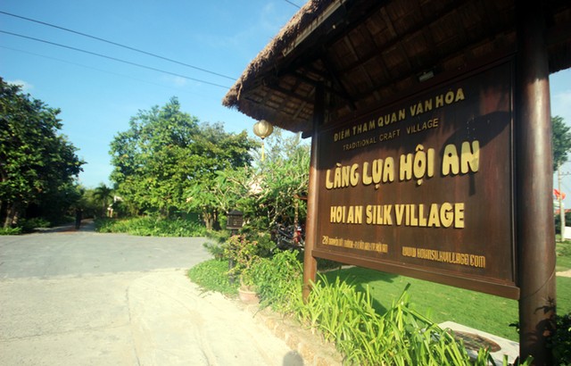 Khách APEC được hướng dẫn phân biệt lụa thật - giả ở Hội An ảnh 1