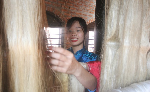 Khách APEC được hướng dẫn phân biệt lụa thật - giả ở Hội An ảnh 6