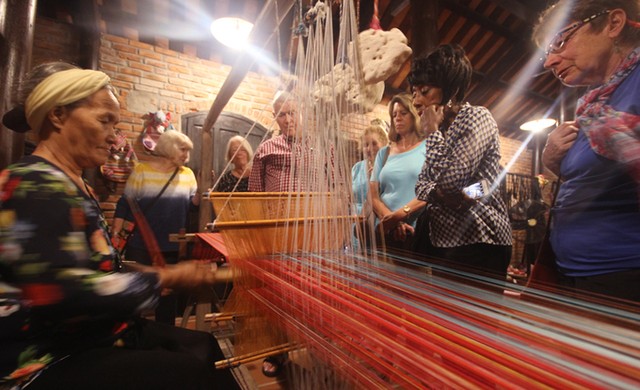 Khách APEC được hướng dẫn phân biệt lụa thật - giả ở Hội An ảnh 7