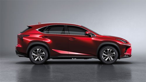 NX có những điểm lỡ cỡ như kích thước lớn hơn các đối thủ, nằm lưng chừng giữa Q3 và Q5.