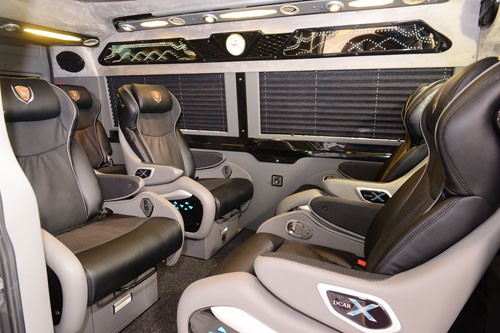 DCar X - limousine cao cấp phiên bản giới hạn tại Việt Nam ảnh 3 DCar X sử dụng khuôn ghế mới được làm riêng cho dòng xe. Ghế có chiều ngang rộng, phần tựa ôm trọn lưng người ngồi, bệ tì tay ngả theo lưng ghế, phần tựa đầu thiết kế tiện nghi hơn giúp người ngồi điều chỉnh dễ dàng.