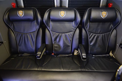 DCar X - limousine cao cấp phiên bản giới hạn tại Việt Nam ảnh 5 Hàng ghế sau cùng có gác tay riêng biệt cho từng người, khi không có nhu cầu sử dụng có thể gấp lại. Khoang hành lý rộng rãi, không chỉ phần diện tích còn lại phía sau mà còn thêm khoảng trống phía dưới băng ghế sau cùng.