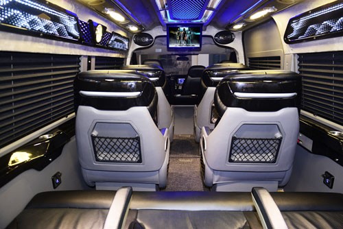 DCar X - limousine cao cấp phiên bản giới hạn tại Việt Nam ảnh 6 Trên xe trang bị thêm đầu DVD tích hợp GPS, camera lùi. Hệ thống đèn LED giọt nước thiết kế theo phong cách 3D hiện đại. Các chi tiết ốp gỗ đều liền khối do những kỹ sư DCar thiết kế.