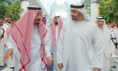 Vua Salman bin Abdulaziz Al Saud của Arab Saudi trao đổi với Thái tử Sheikh Mohammed bin Zayed Al Nahyan của Abu Dhabi sau khi cắt quan hệ với Qatar. Ảnh: Reuters.