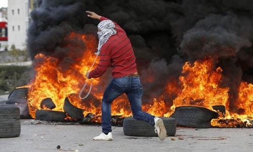 Một thanh niên Palestine tham gia biểu tình phản đối quyết định của Trump. Ảnh: CNN.