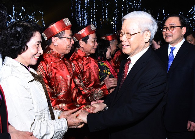 Tổng bí thư mừng tuổi cho trẻ em ở Hồ Gươm ảnh 2