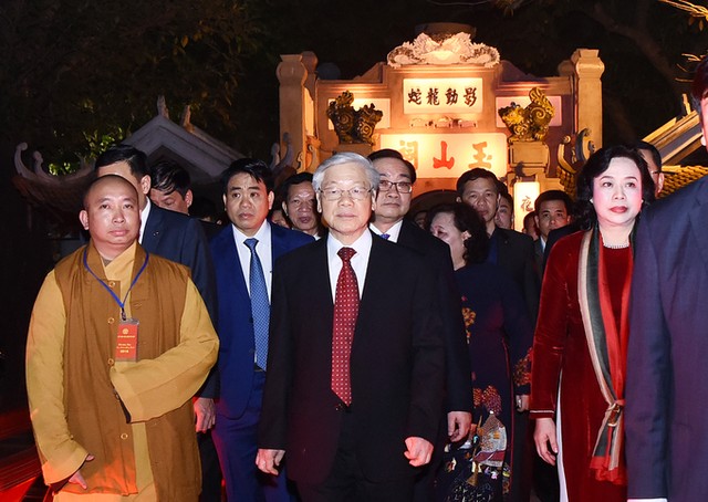 Tổng bí thư mừng tuổi cho trẻ em ở Hồ Gươm ảnh 5