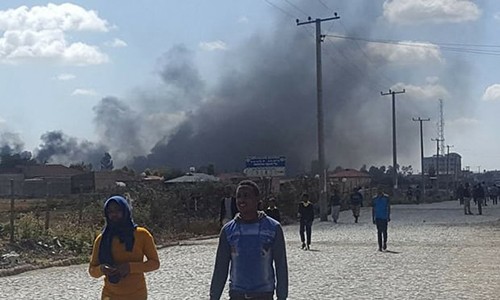 Khói đen bốc lên sau một cuộc biểu tình của thanh niên thủ đô Addis Ababa trong tuần này. Ảnh: Reuters.