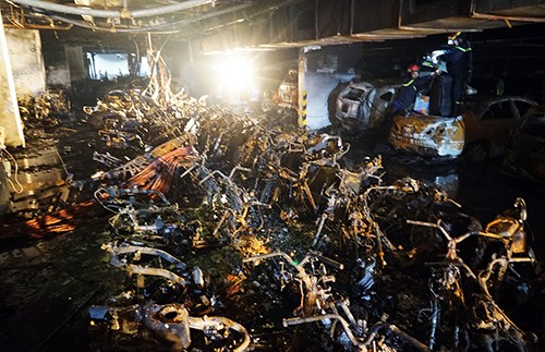 Bãi xe dưới tầng hầm cháy trụi. Ảnh: Duy Trần