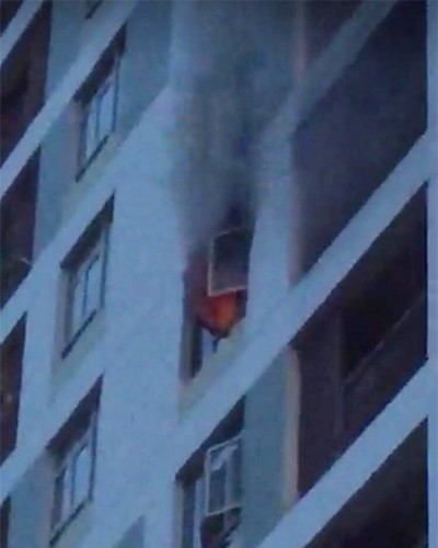 Cháy căn hộ ở Sài Gòn, hàng trăm cư dân tháo chạy ảnh 1