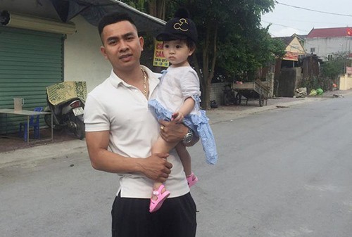 Phụ xe Bách và con gái.