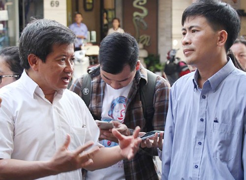 Ông Đoàn Ngọc Hải khi đi kiểm tra chung cư. Ảnh: Duy Trần.