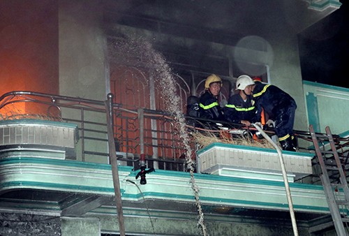 Cảnh sát cứu hỏa phun nước khống chế đám cháy. Ảnh: Thanh Châu.