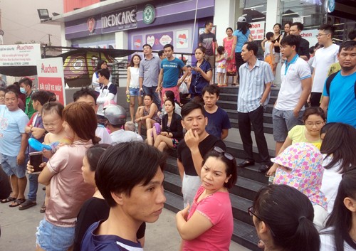 Hàng trăm cư dân náo loạn chạy xuống đất. Ảnh: Sơn Hòa